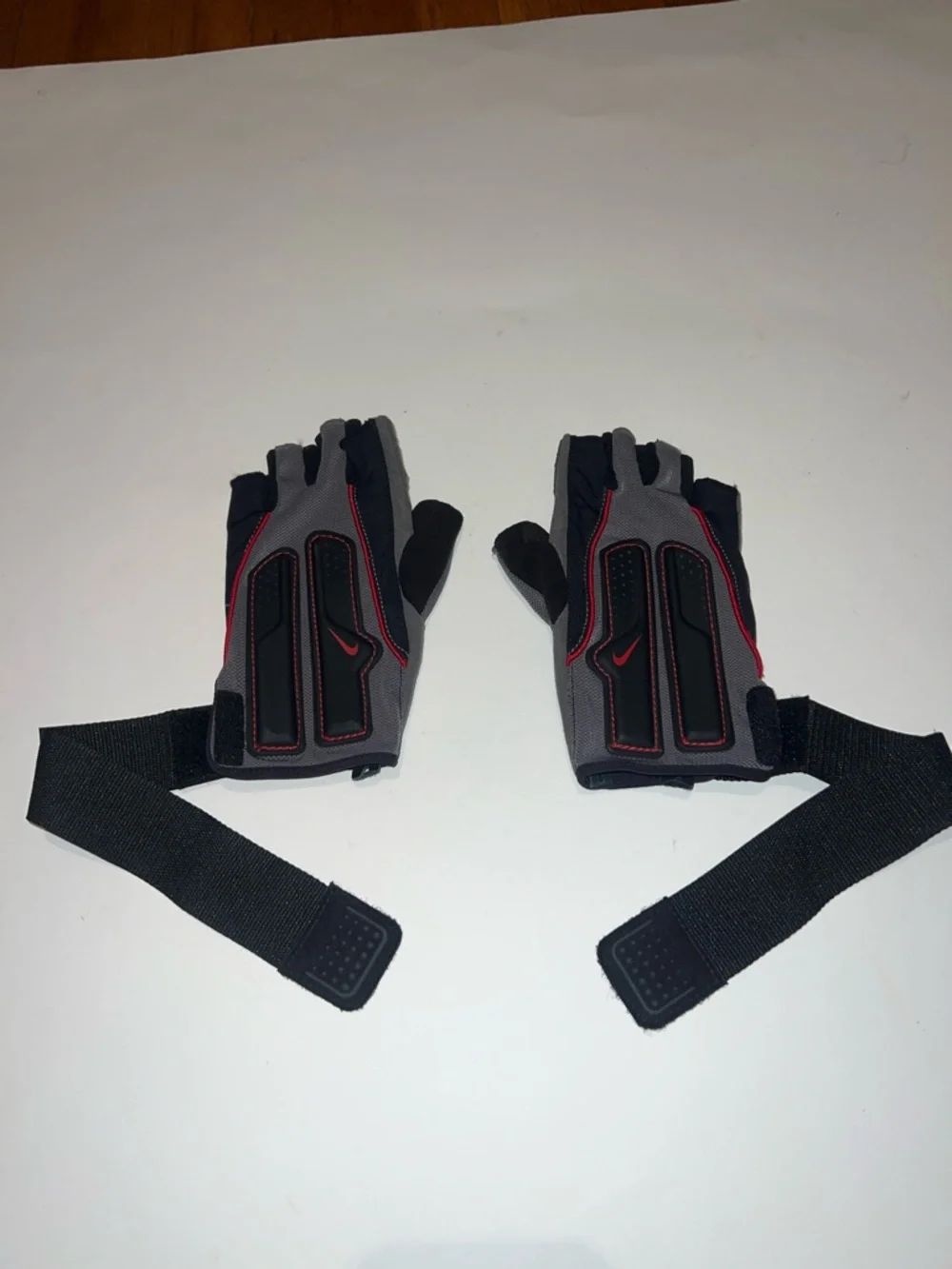 Nike Women’s Core Max Workout Fingerless Gloves, size Medium